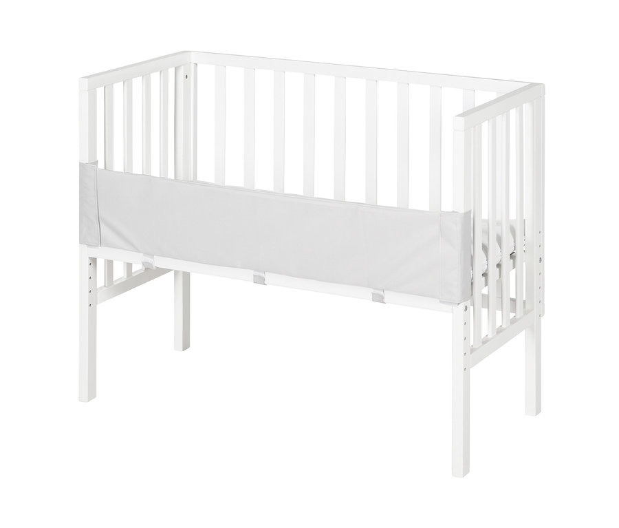 Weißes roba 2-in-1-Beistellbett »safe asleep®« mit Seitengitter.