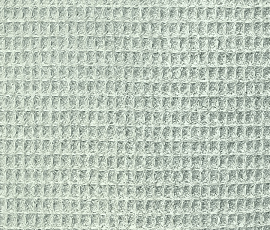Detailaufnahme der Waffelstruktur eines Bademantels.