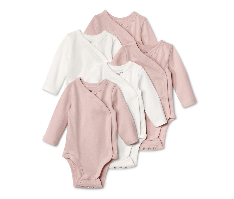 Nahaufnahme von fünf rosa und weißen Baby-Bodys mit Mitwachsfunktion.