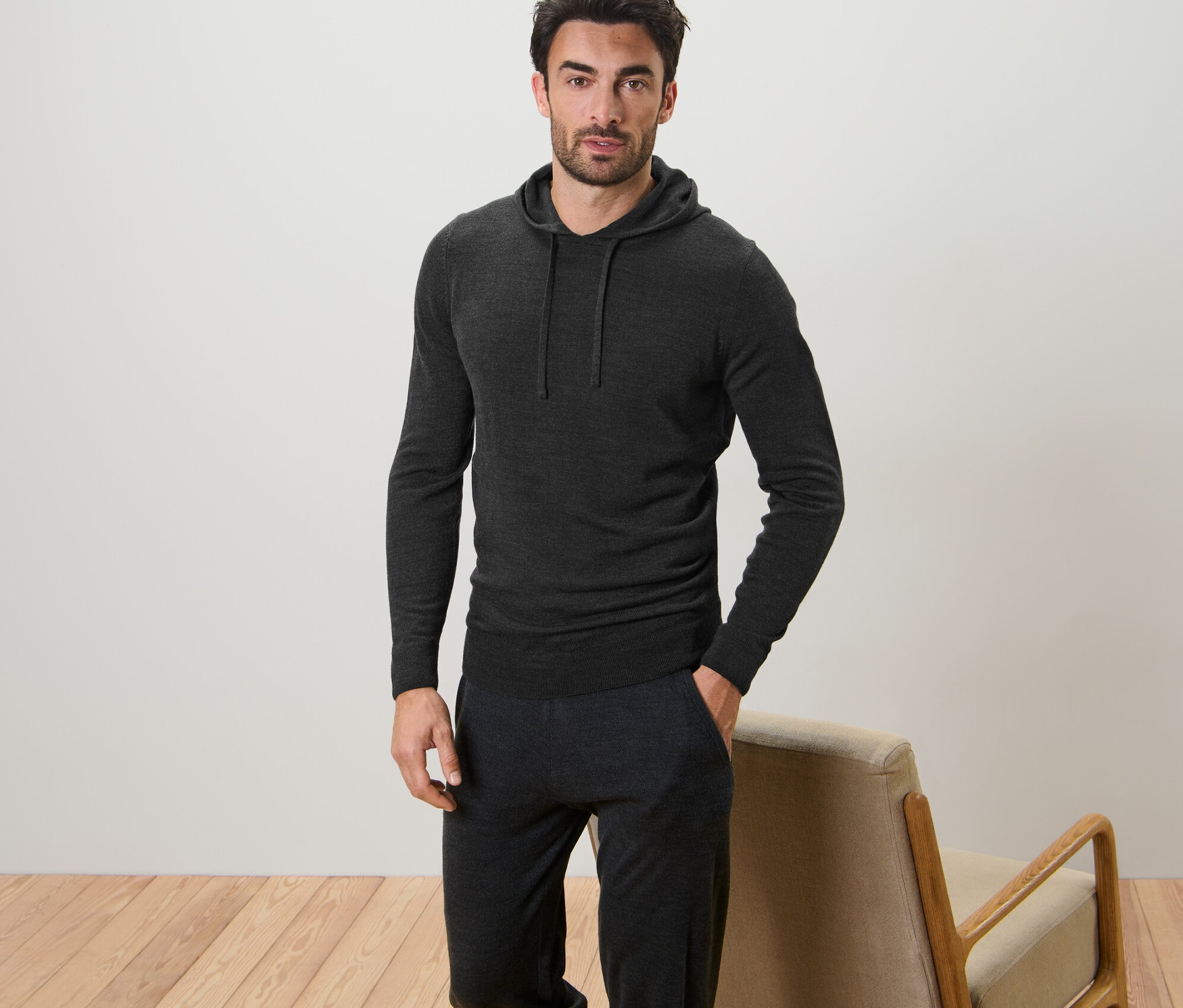 Mann posiert in einem Feinstrick-Hoodie.