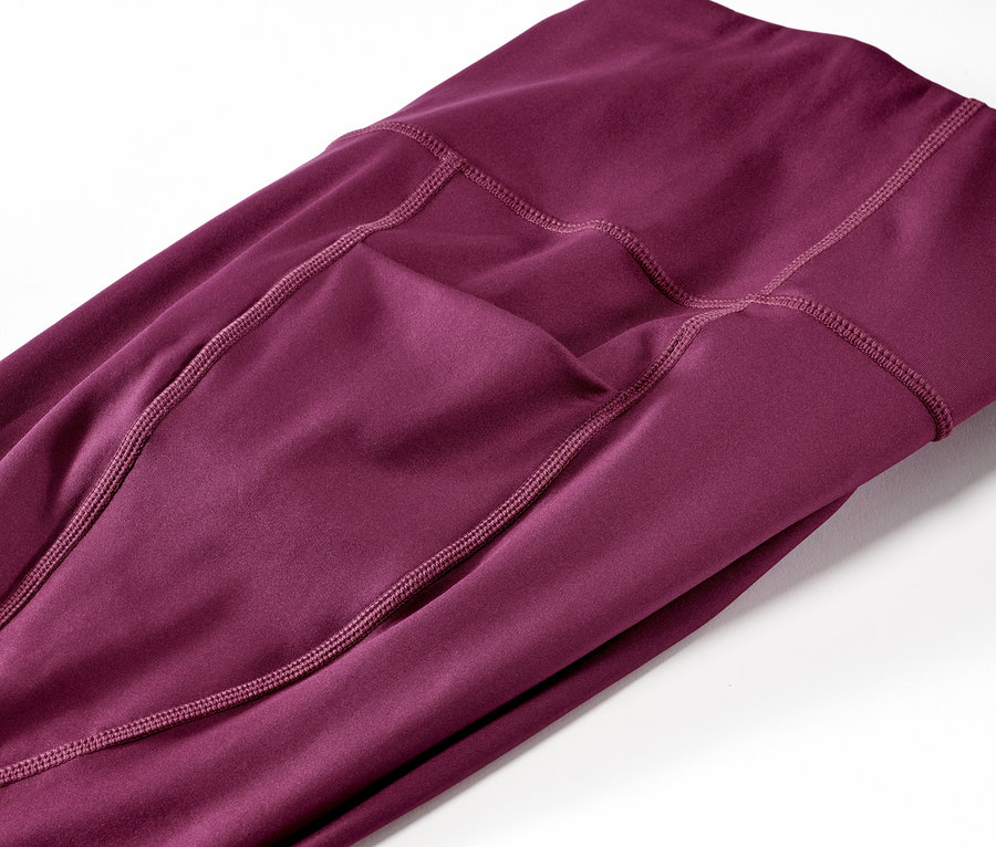 Detail einer 3/4-Sporttight in Beere.