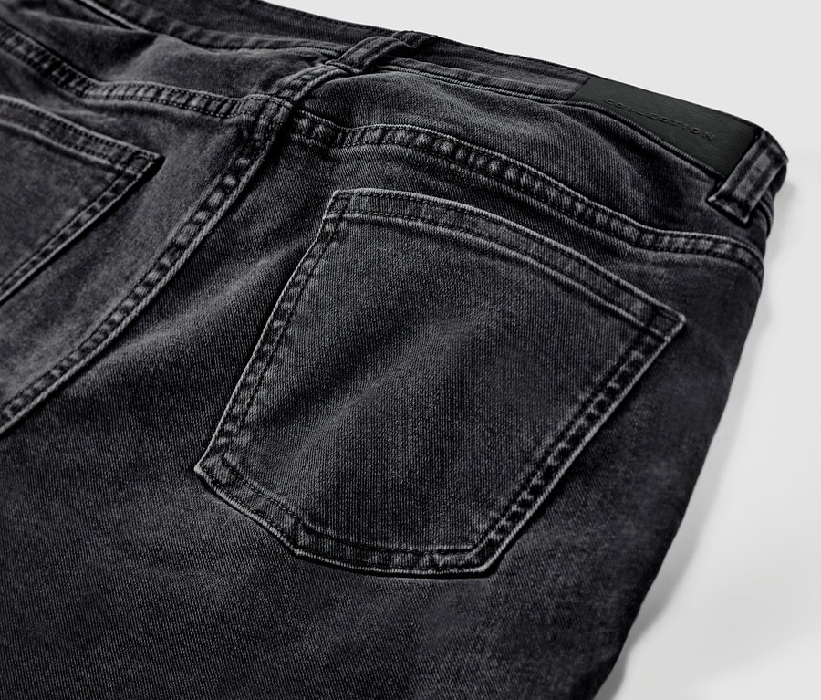 Detailansicht der Rückseite einer schwarzen Slim Jeans – Fit »Emma«.