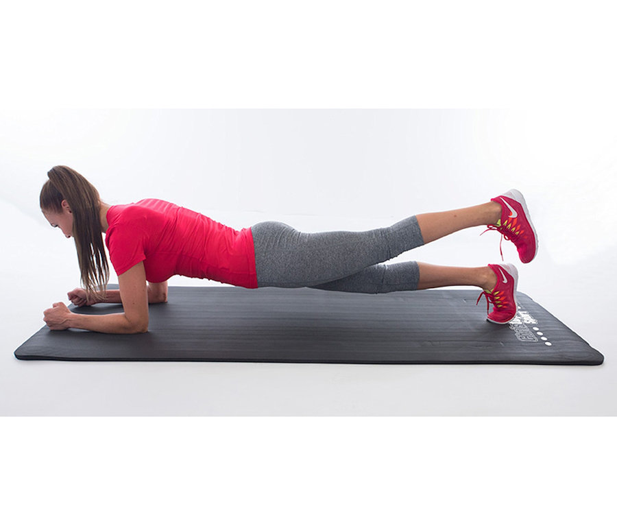 Frau macht Plank-Übung auf Christopeit Fitnessmatte »NBR«.