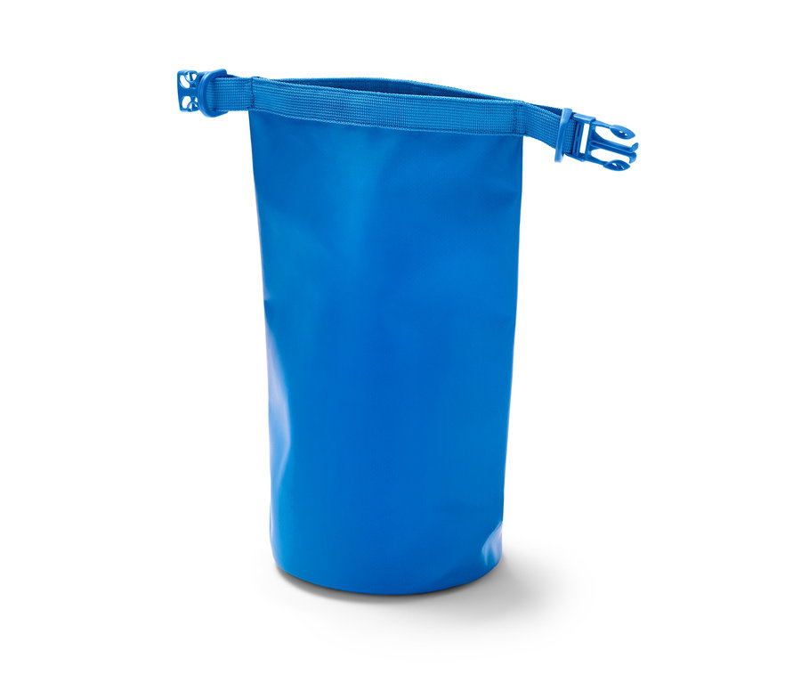 Ein blauer, wasserdichter Packsack.
