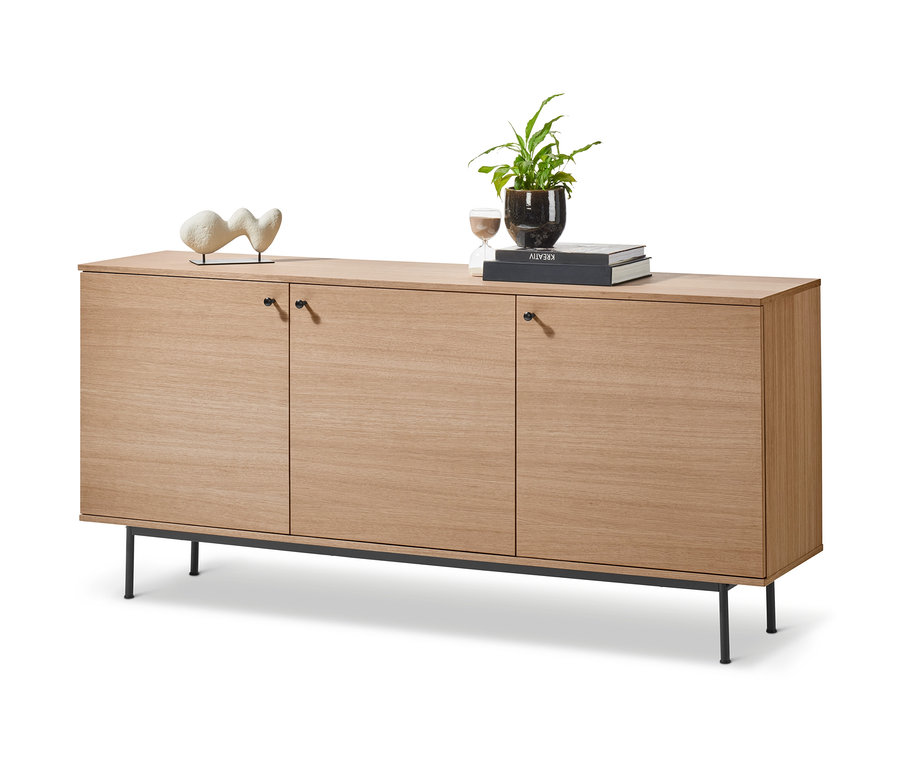 Sideboard »Finnsbo« aus hellem Holz mit drei Türen und schwarzen Füßen.