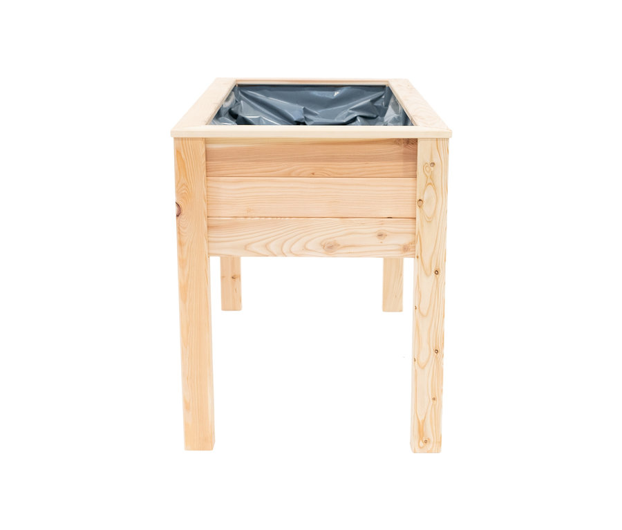 Ein Hochbeet aus hellem Holz mit einer schwarzen Inneneinlage.