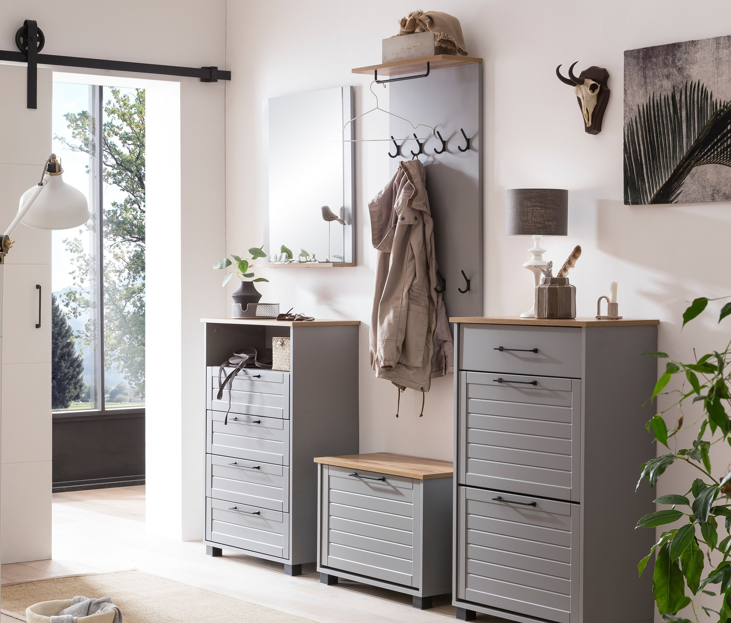 Eingangsbereich mit Schuhschrank, Spiegel »Jelda« und Hakenleiste »Jelda« in Platin/Eiche.