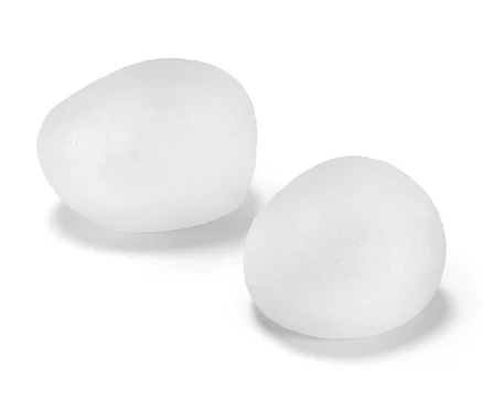 Zwei LED-Dekosteine liegen auf einer weißen Oberfläche.