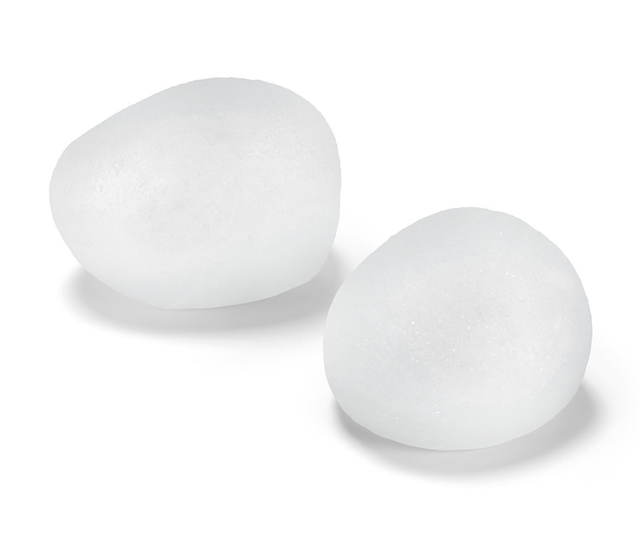 Zwei LED-Dekosteine liegen auf einer weißen Oberfläche.