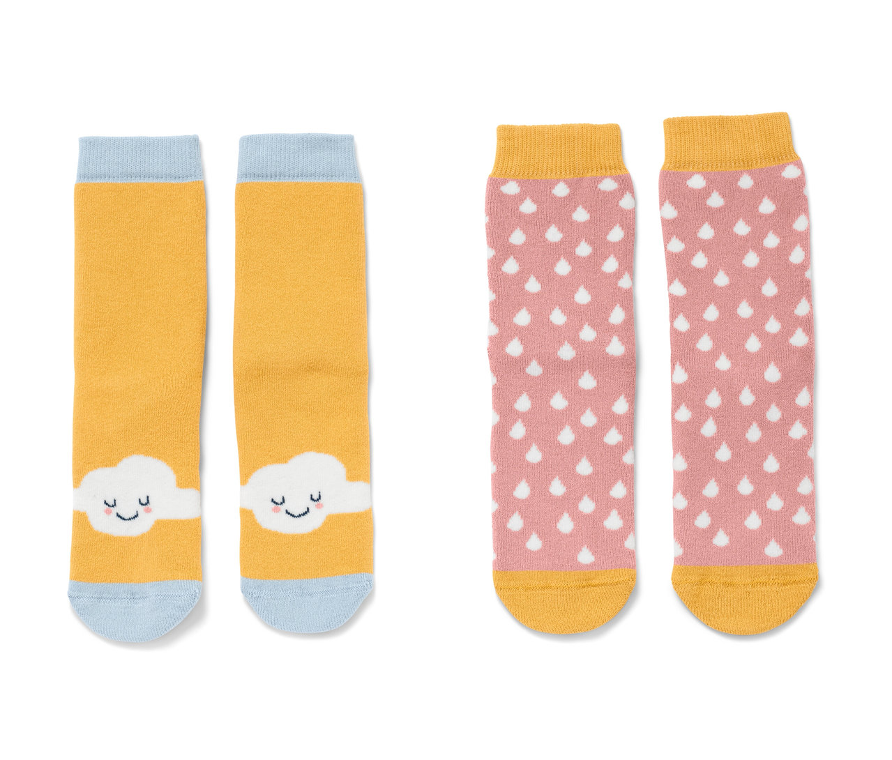 Zwei Paar rosa Kleinkind-Antirutsch-Socken, einmal gelb mit blauen Bündchen und weißen Wolken, und einmal rosa mit weißen Tropfen und gelben Bündchen.