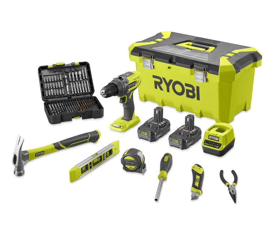 Ein Ryobi Werkzeugset inklusive Bohrmaschine, Hammer, Wasserwaage, Rollbandmaß, Schraubendreher, Cuttermesser, Zange, Bit-Set, zwei Batterien und einem Ladegerät, die um einen gelb-schwarzen Werkzeugkasten angeordnet sind.