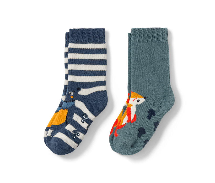 Zwei Paar Kleinkind-Antirutsch-Socken, einmal blau-weiß gestreift mit Bär, einmal blau mit Fuchs.