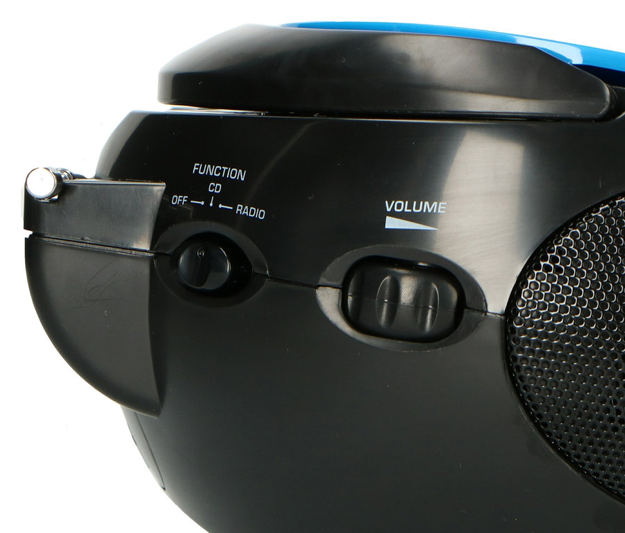 Detailansicht eines blauen Lenco »SCD-24 Boombox« CD-Players mit Radio und Kopfhöreranschluss.