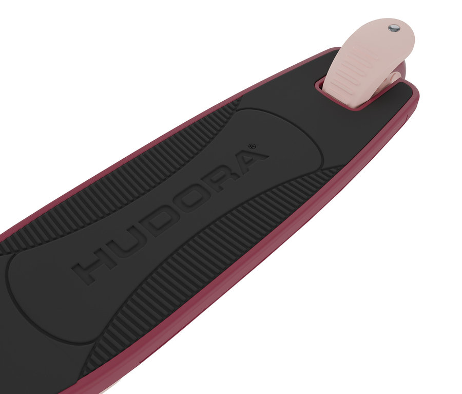 Detailansicht eines bordeauxroten HUDORA Tri-Scooters mit schwarzem Trittbrett.