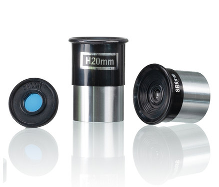 Drei schwarze und silberfarbene Okulare auf weißem Hintergrund.