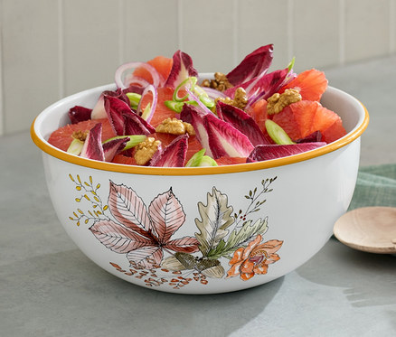 Salat in einer Emaille-Schüssel auf einer Küchentheke.