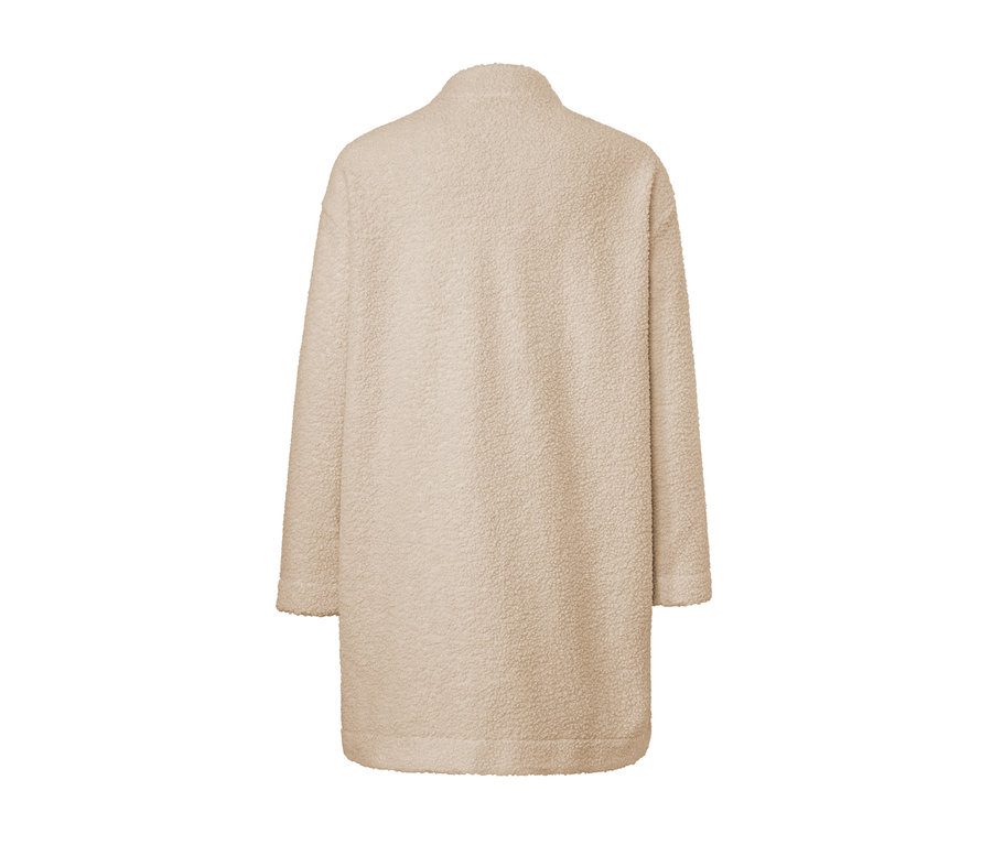 Rückansicht einer beigen Teddyjacke.