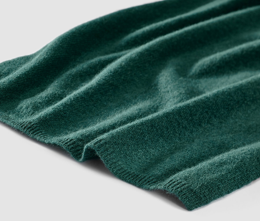 Detailaufnahme eines dunkelgrünen Cashmere-Strickschals.