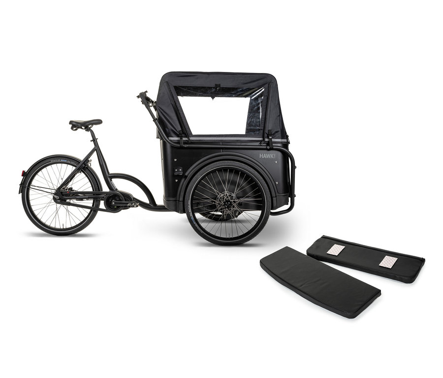Schwarzes HAWK Bikes Lastenrad E-Cargo 3.2 Bafang mit schwarzem Regenschutz und zwei schwarzen Polstern.