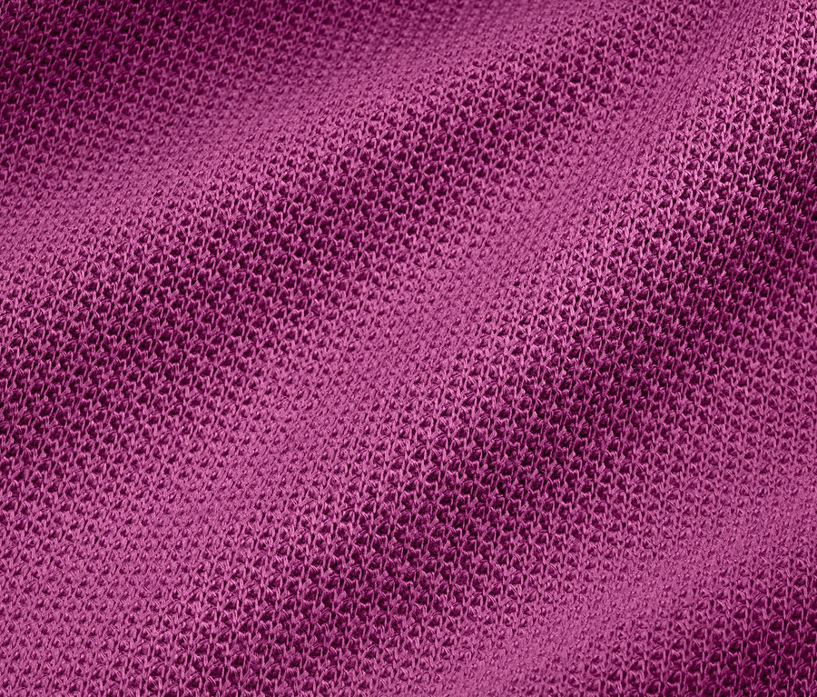 Detailaufnahme eines strukturierten Shirts in Berry.