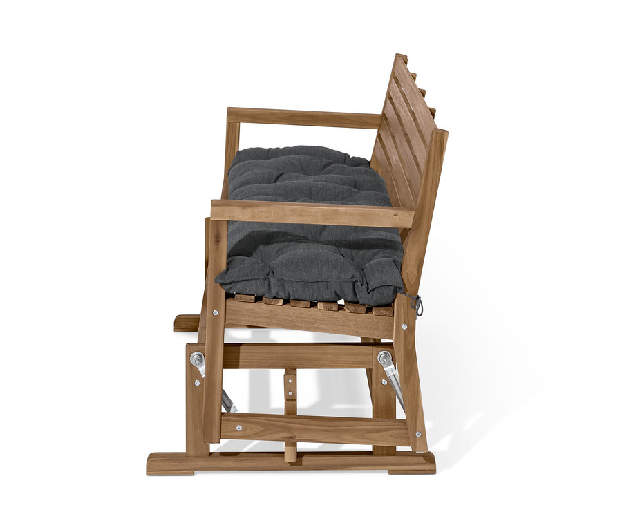 Seitenansicht einer Schaukelbank aus Holz mit grauem Kissen.