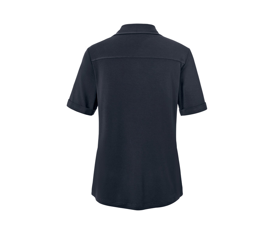 Detailansicht der Rückseite eines dunkelblauen Blusenshirts mit Knopfleiste.