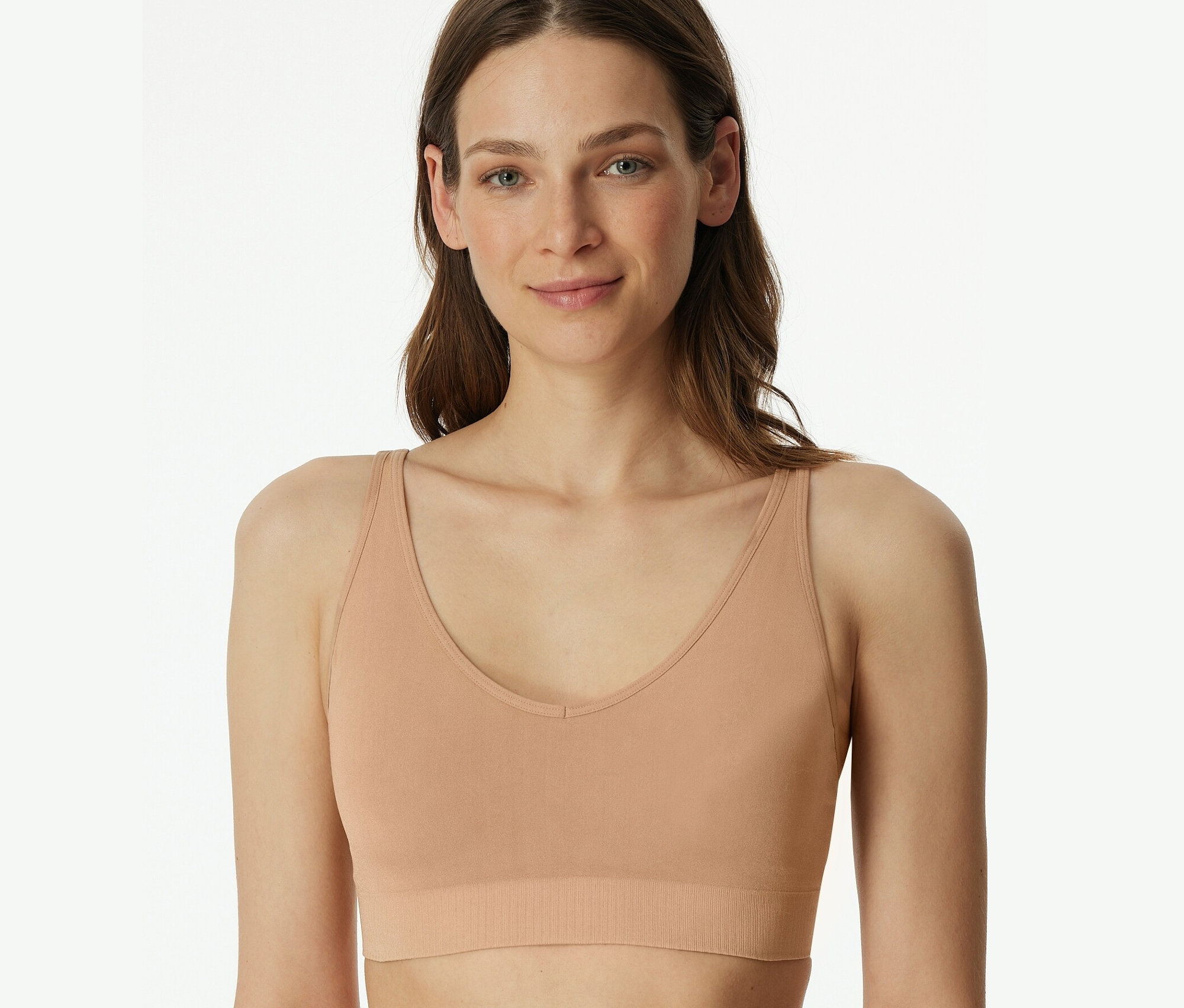 Frau trägt einen SCHIESSER Soft BH mit Pads, maple.