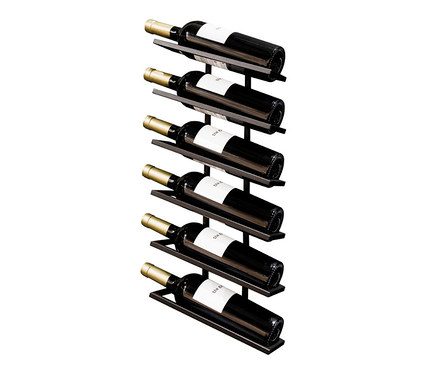Schwarzer Wein, gelagert in einem schwarzen Weinregal Vinia.