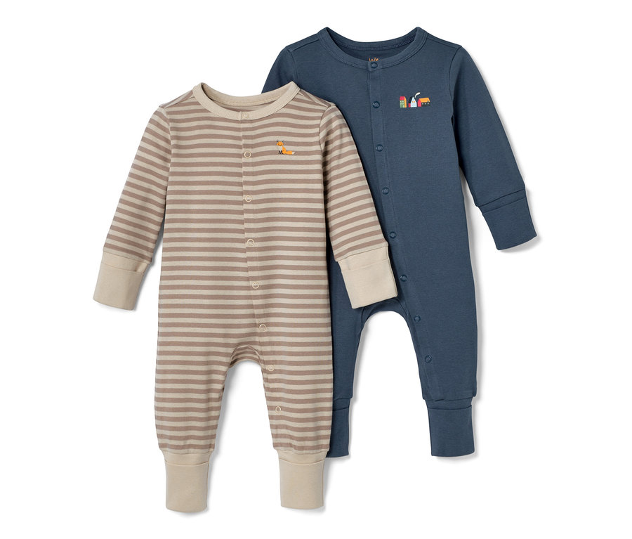 Zwei Baby-Pyjamas, mittelblau mit Motiven und gestreift.