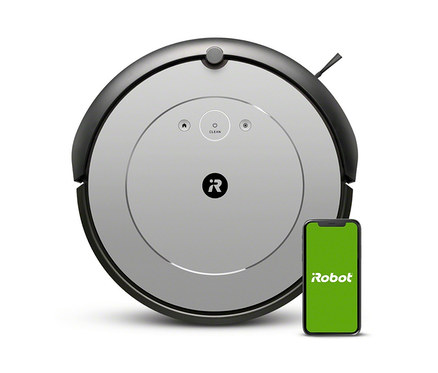 Ein grauer iRobot Roomba i1 Saugroboter neben einem grünen Smartphone mit dem Wort Robot.