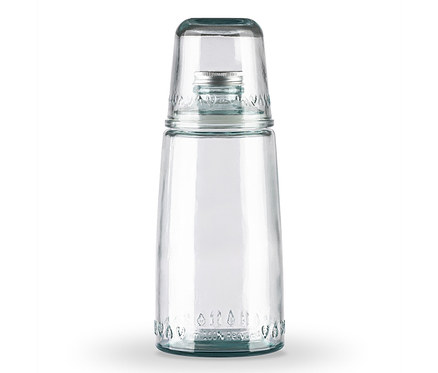 Transparente Glaskaraffe mit Wasserflasche und Glasaufsatz.