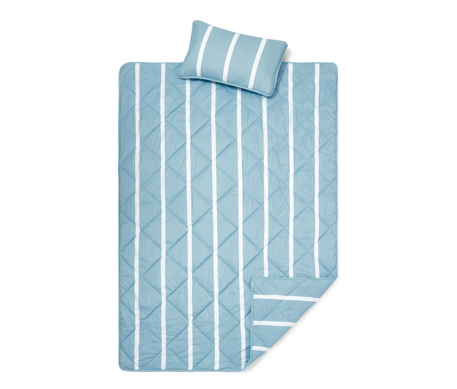 Hellblaue gesteppte Decke und Kissen mit weißen Streifen. Reise-Bettenset.