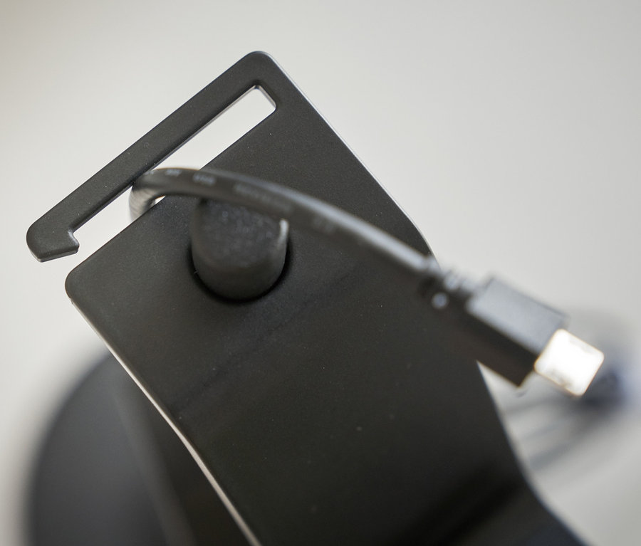 Detailaufnahme eines schwarzen YAMAZAKI Controller-Ständers »SMART« mit Kabel.