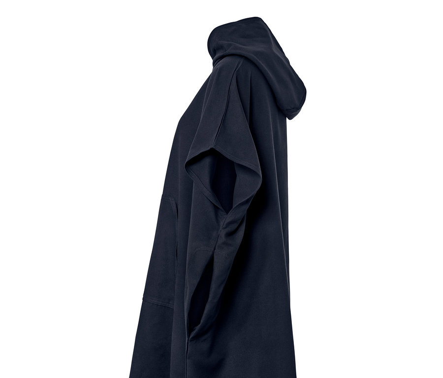 Blauer Umzieh-Poncho mit Kapuze und Tasche.