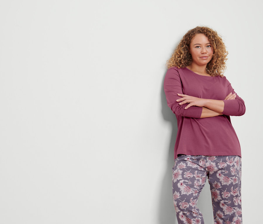 Frau posiert in einem Pyjama.