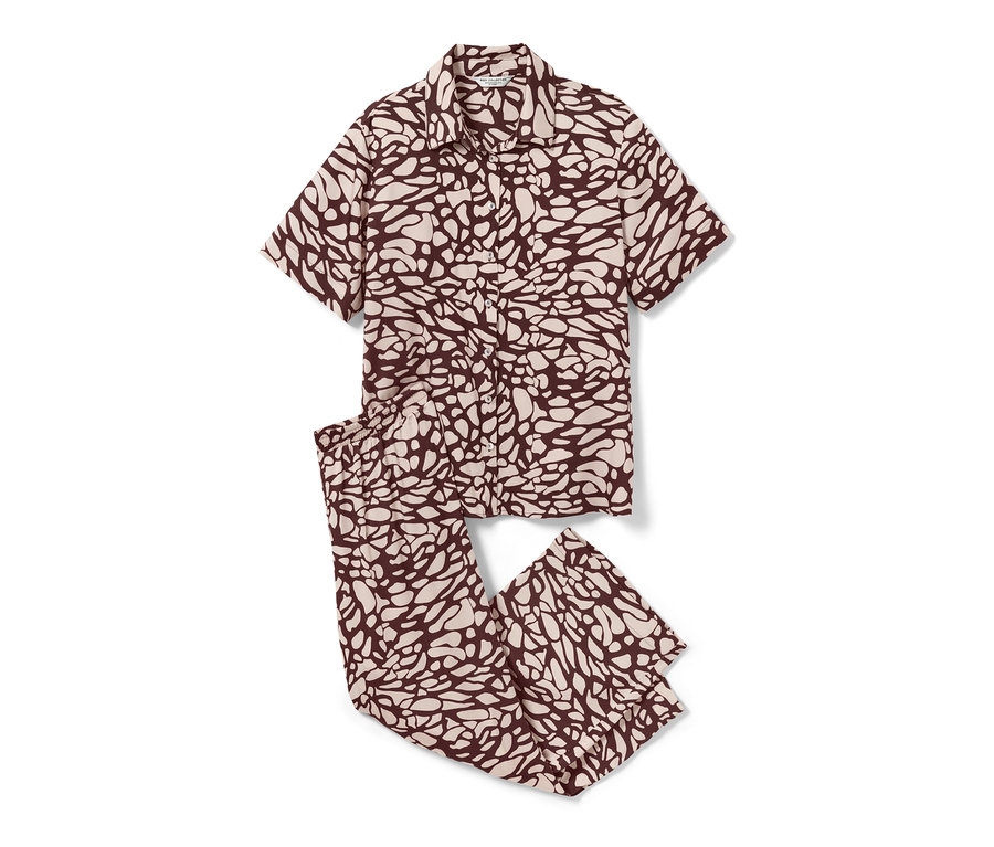 Brauner Pyjama mit cremefarbenem Muster.