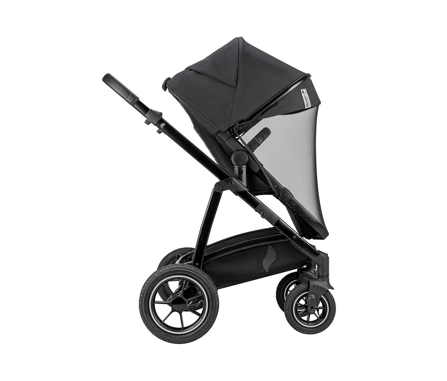 Schwarzer Osann Kombi-Kinderwagen »Olé Re.Label« vor weißem Hintergrund.