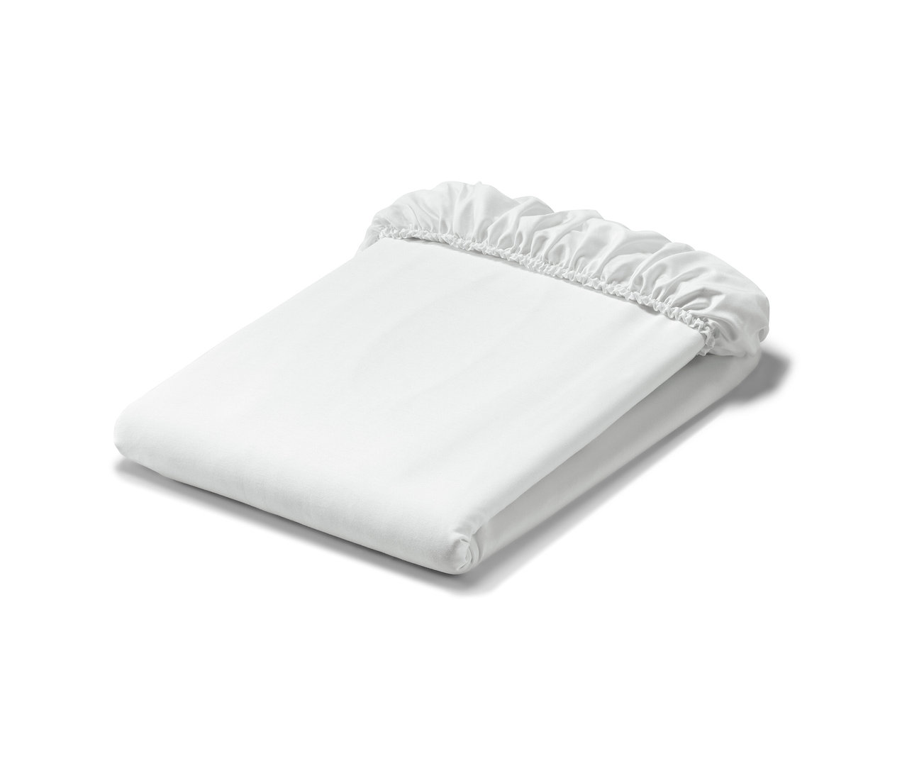 Gefaltetes, weißes Satin-Spannbettlaken.