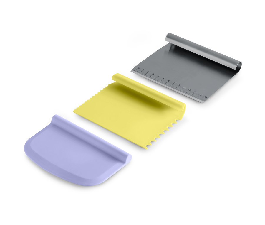 Backhelfer-Set: lila Teigschaber, gelber gezackter Teigschaber und Metallteigschaber mit Messskala.