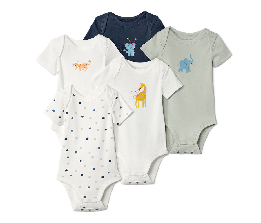 Fünf Baby-Bodys mit kurzen Ärmeln und verschiedenen Aufdrucken.