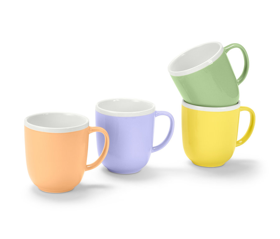 Vier Trinkbecher in verschiedenen Farben (Pfirsich, Lila, Gelb und Grün) auf weißem Hintergrund.