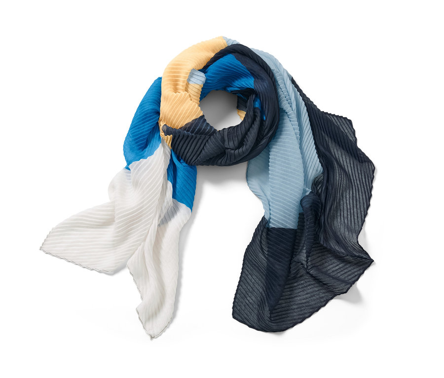 Detailansicht eines plissierten Schals mit Farbblöcken.