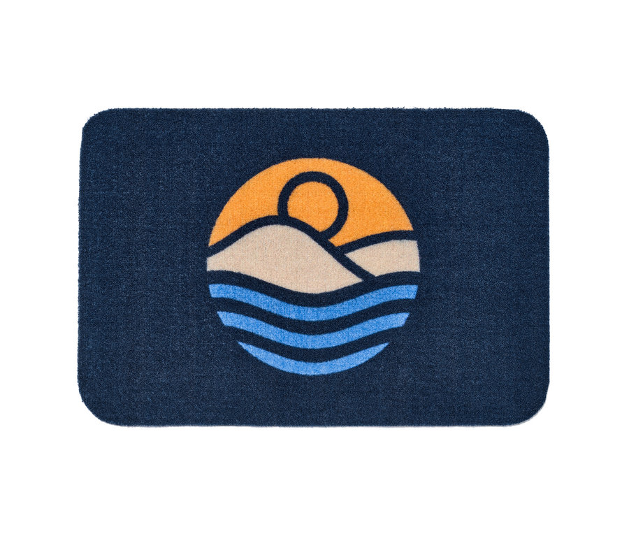 Dunkelblaue Fußmatte mit einem Motiv aus Meer, Bergen und Sonne.