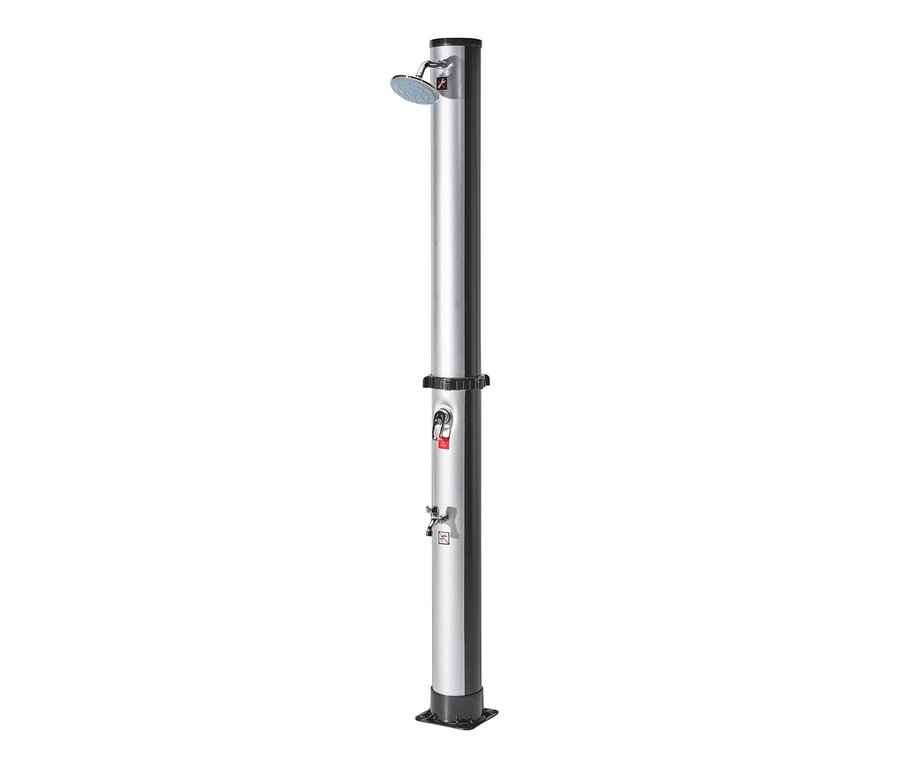 Silberfarbene Solardusche mit Mischbatterie für Warm- und Kaltwasser.