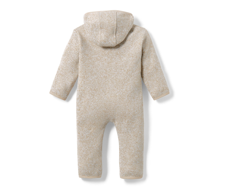 Detailansicht von hinten von einem beigen Baby-Strickfleece-Overall mit Kapuze.