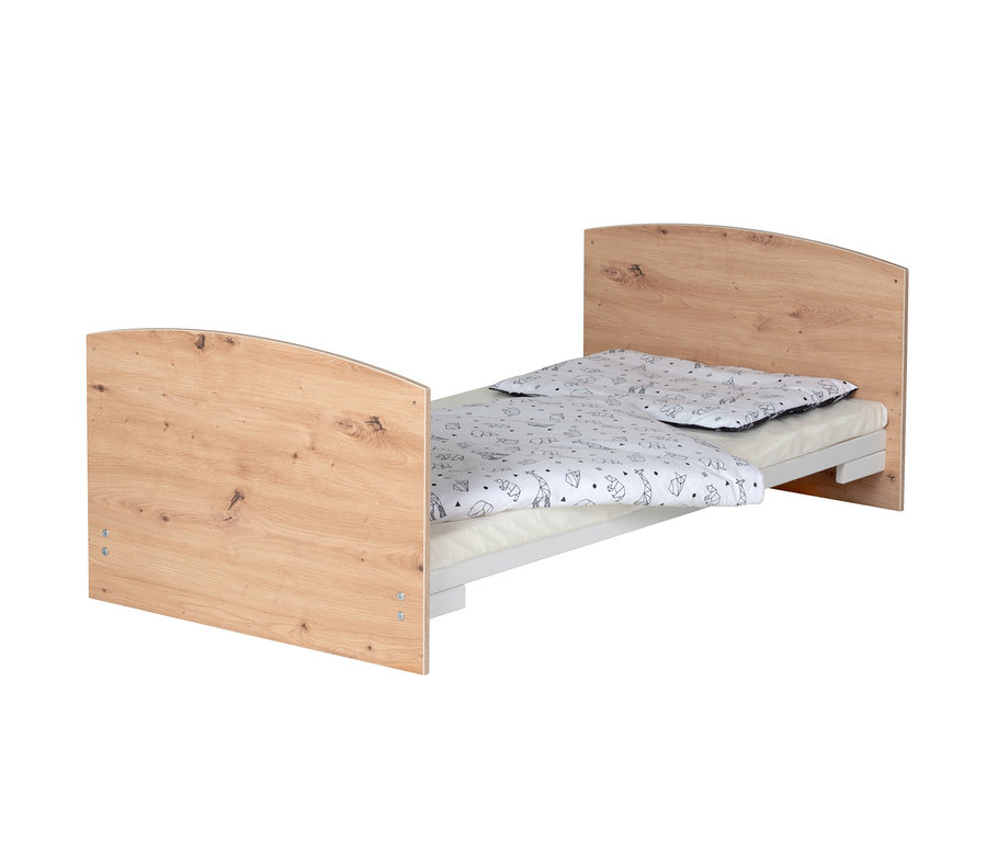 Schardt Babybett »Pepe«, 70 x 140 cm mit weißem Rahmen und hölzernen Kopf- und Fußteilen. Auf der Matratze liegt eine weiße Decke mit schwarzen Tiermotiven.