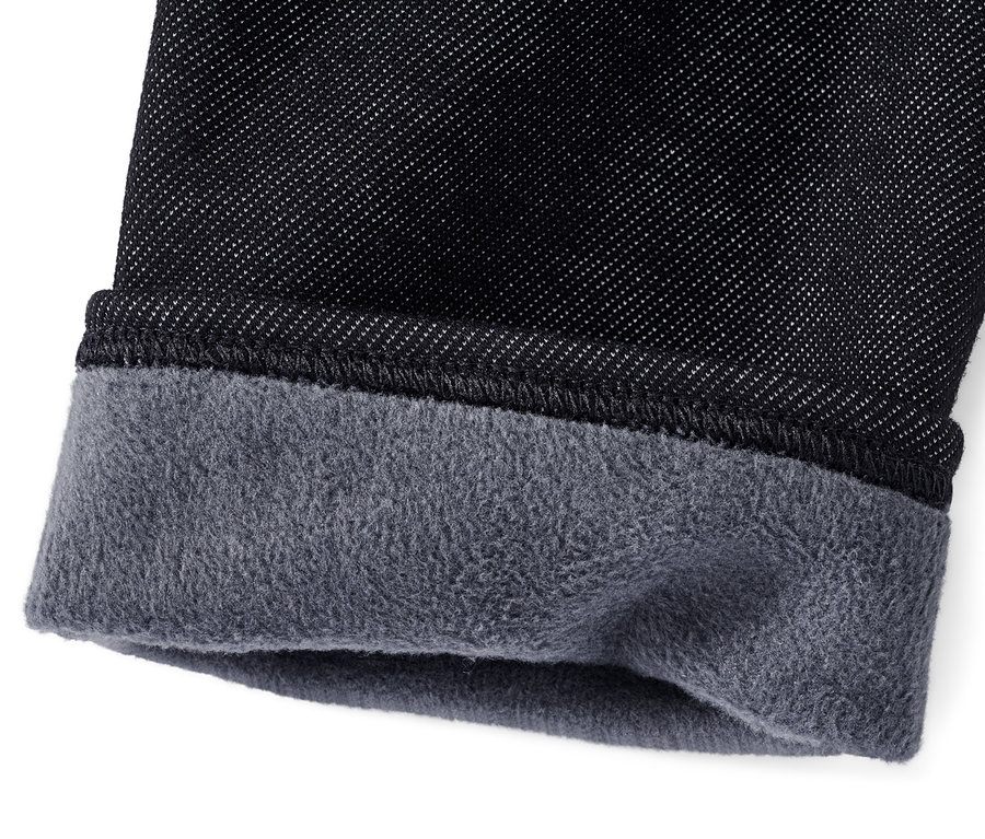 Detailaufnahme eines Hosenbeins der gefütterten Leggings in Jeansoptik.