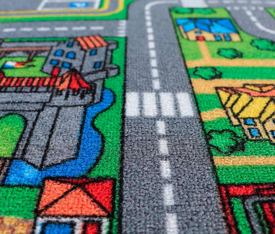 Detailansicht eines Spielteppichs STREETS mit Straßen-, Gebäude- und Flussmotiven.