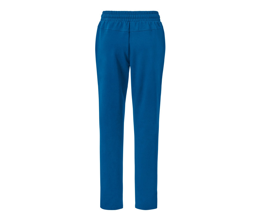 Mittelblaue Joggpants auf weißem Hintergrund.