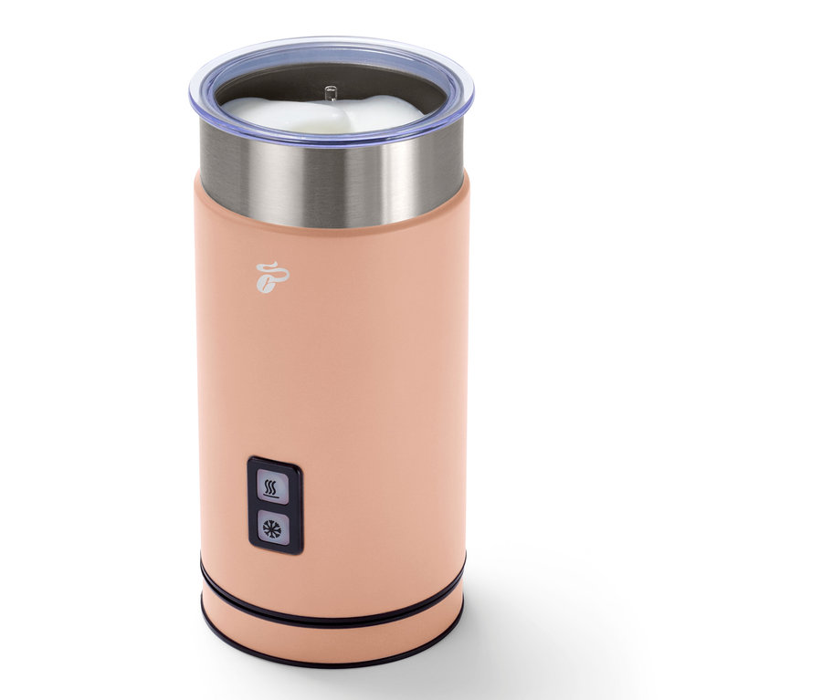 Detailansicht eines elektrischen Milschaufschäumers in Aprikosenfarbe.